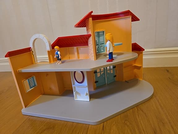 Playmobil hus med balkong och trappa