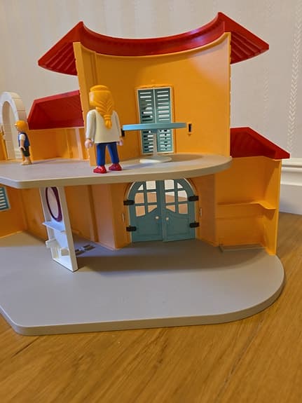 Playmobil hus med balkong och trappa