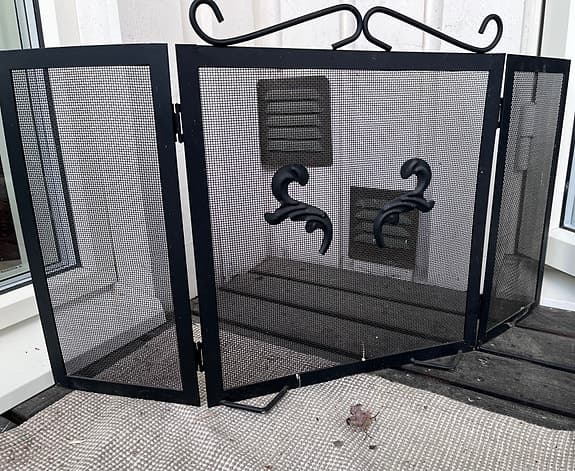 Svart gnistskydd / eldstadsskydd i metall
