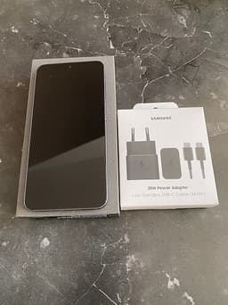 Samsung Galaxy S25 med laddare och strömadapter. Mycket bra skick