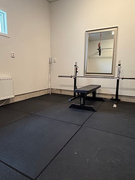 Komplett hemmagym med gymgolv, 105 kg vikter, bänk och rack