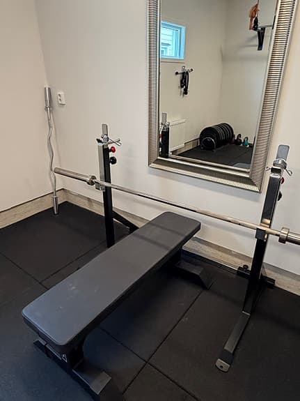 Komplett hemmagym med gymgolv, 105 kg vikter, bänk och rack