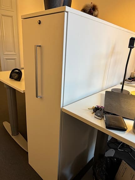 Hög hurts med riklig förvaring.