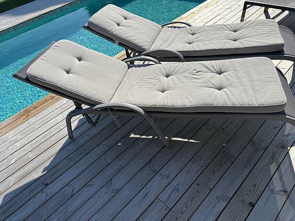 Solsängar med grå dynor