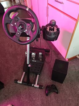 Xbox Series X spelkonsol med Logitech ratt och pedaler