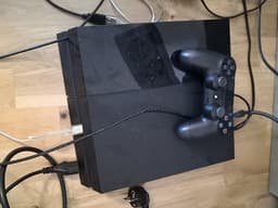 Sony Playstation 4 konsol med handkontroll och FPS-spel