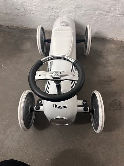 Magni gåbil retro bil i metall