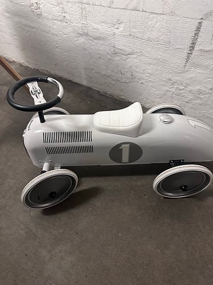 Magni gåbil retro bil i metall