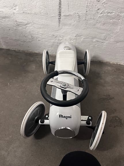 Magni gåbil retro bil i metall