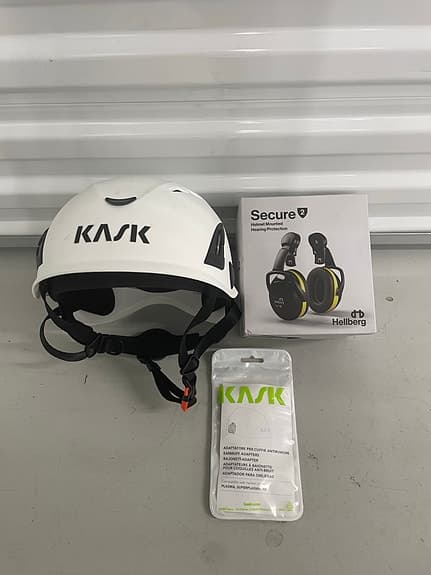Kask hjälm vit med hörselskydd
