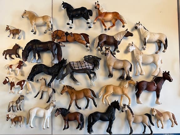 Schleich hästar och stalltillbehör