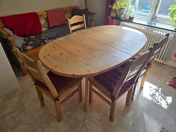 Rejäl matgrupp bord med iläggsskiva och 4 stolar