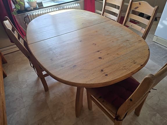 Rejäl matgrupp bord med iläggsskiva och 4 stolar
