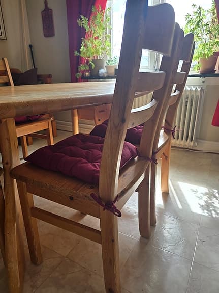Rejäl matgrupp bord med iläggsskiva och 4 stolar