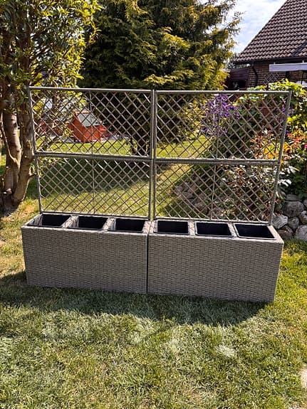 Blomlåda med spaljé