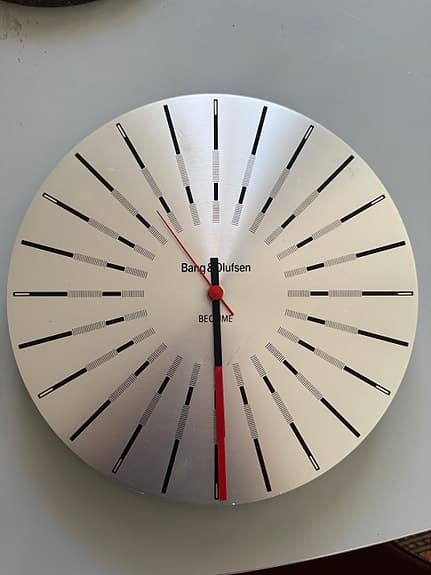 Bang & Olufsen väggklocka / Beotime