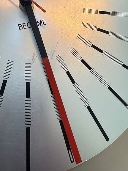 Bang & Olufsen väggklocka / Beotime