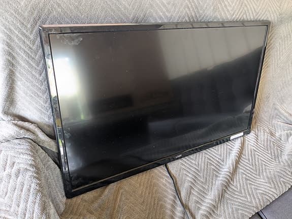 Logik 32 tums LED-TV  med väggfäste. Hämtrabatt 200 kr.. Ytterligare prissänkt;