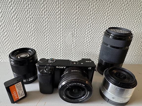 Sony A6000 + 4 objektiv + extra batteri – komplett kamerapaket