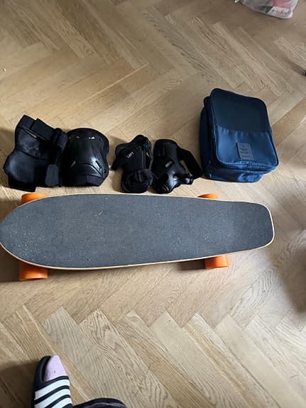 Elektriskt skateboard med skyddsutrustning