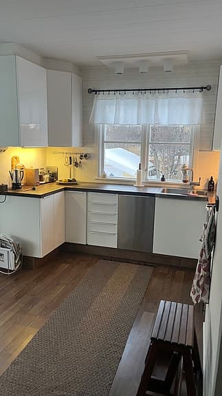 Vita högblanka köksluckor och lådfronter
