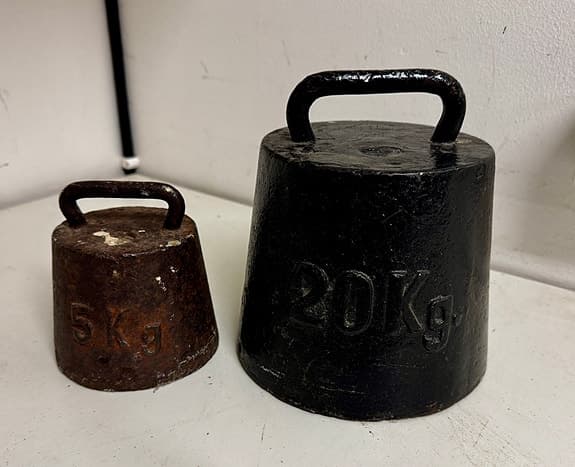 Vikter 5 kg och 20 kg gjutjärn