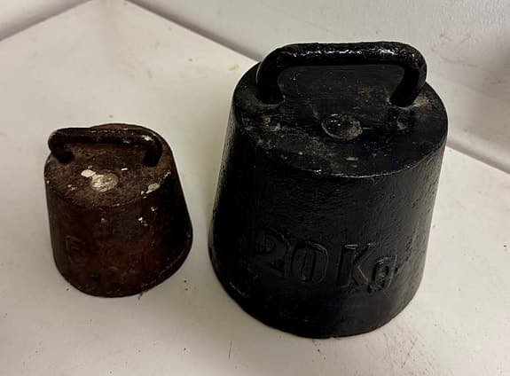 Vikter 5 kg och 20 kg gjutjärn
