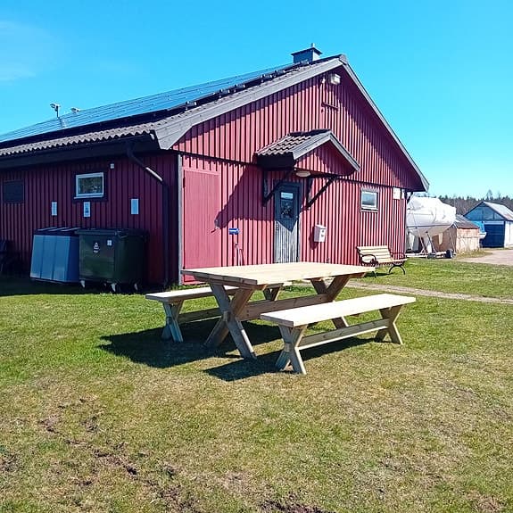 Trädgårdsbord och bänkar i trä