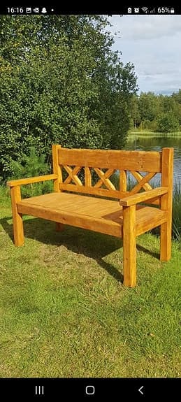 Trädgårdsbord och bänkar i trä