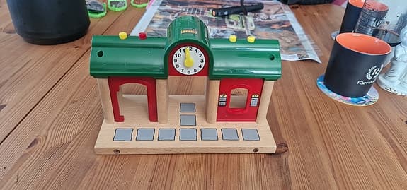 BRIO tågstation i trä med klocka