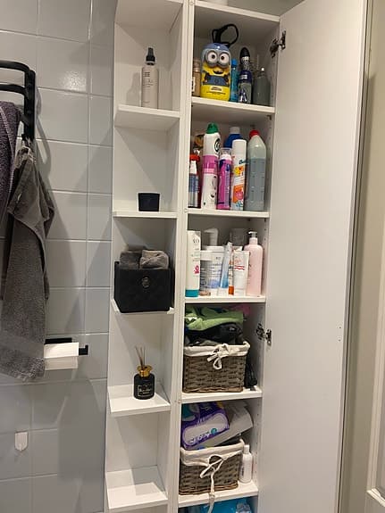 Vit badrumsförvaring med spegeldörr