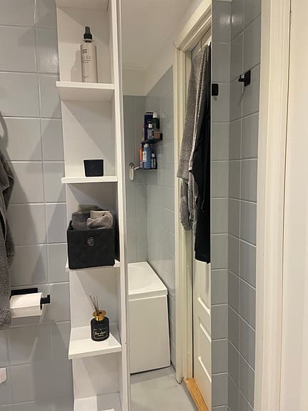 Vit badrumsförvaring med spegeldörr