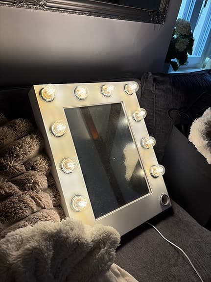 IKEA sminkspegel med lampor vit
