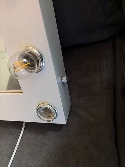 IKEA sminkspegel med lampor vit