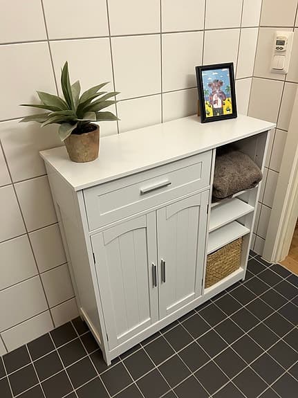 Vit förvaringsmöbel med skåp och hyllor