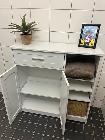 Vit förvaringsmöbel med skåp och hyllor