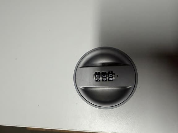 Vitt skåp med kodlås