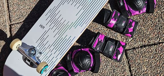 Skateboard med skydd rosa/svart