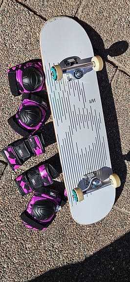 Skateboard med skydd rosa/svart