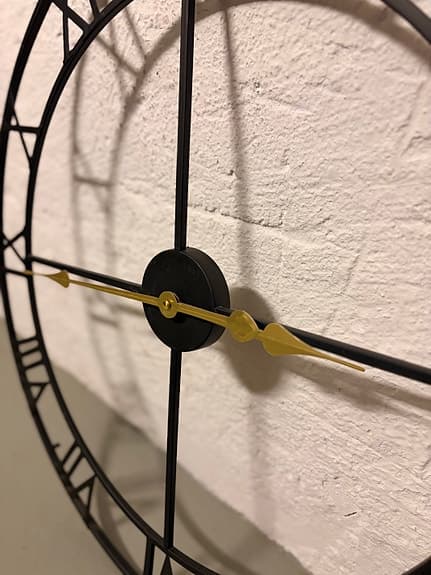 Väggklocka svart med romerska siffror