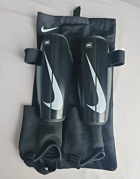 Nike benskydd fotboll stl M svart