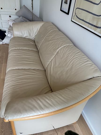 Beige 3-sits skinnsoffa med detaljer i ljus bok