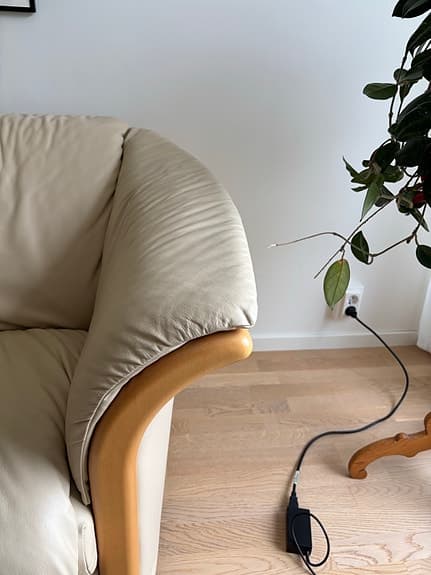 Beige 3-sits skinnsoffa med detaljer i ljus bok
