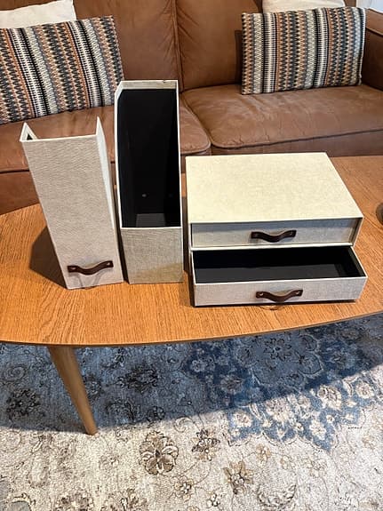 Förvaringslådor och tidskriftssamlare i beige textil. Kontoret.Dokument.Papper