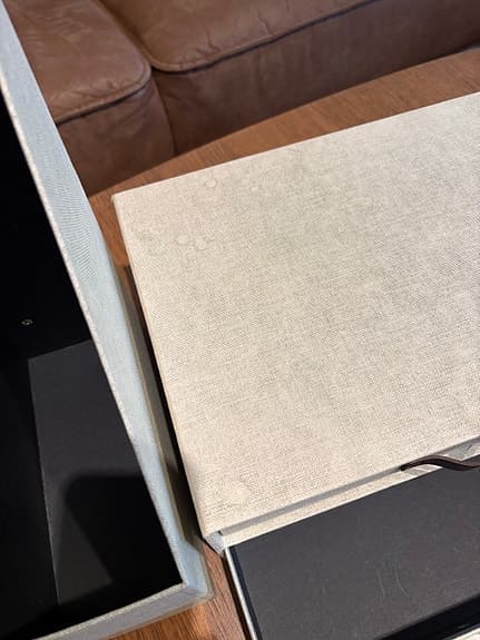 Förvaringslådor och tidskriftssamlare i beige textil. Kontoret.Dokument.Papper