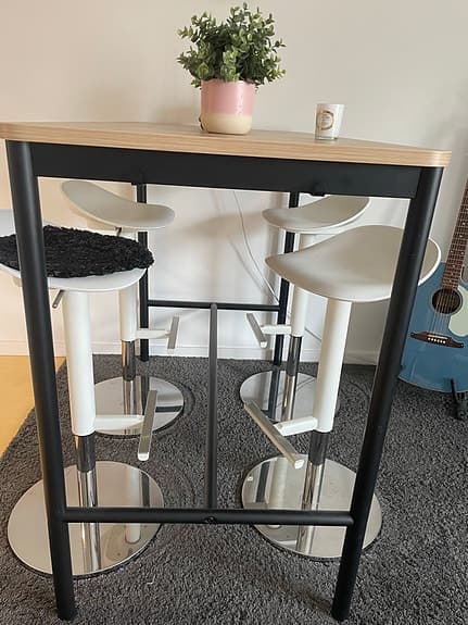 Fint Barbord med 4 st barstolar