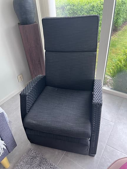 Svart fåtölj med hög rygg