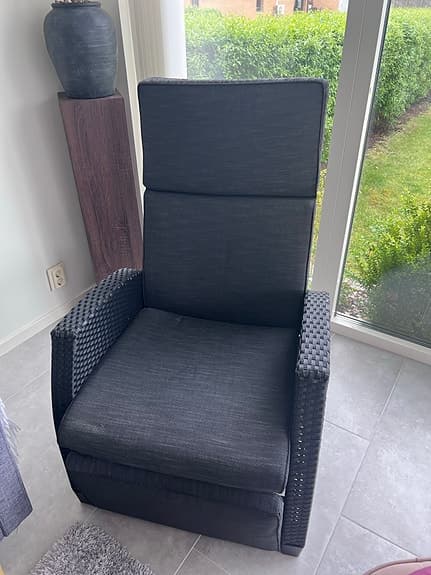 Svart fåtölj med hög rygg