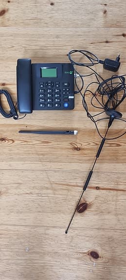 Doro 4100H bordstelefon med antenn och extra antenn