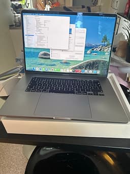 Apple MacBook Pro laptop 16 tum grå